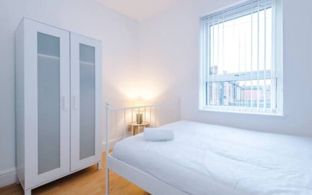 Spacious 4-Bed House Manchester