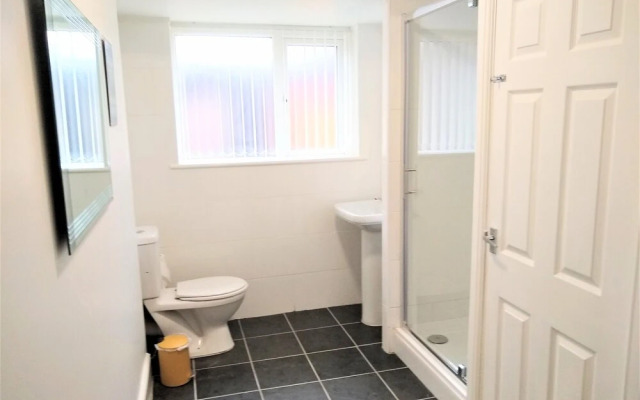 Modern Comfy 2-bedroom Flat in St Helens