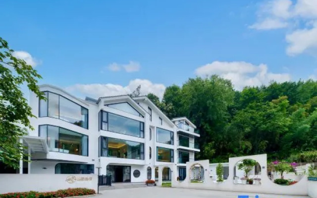 Anji Mountain Retreat · Streamside Pool Family Villa | Pure White Designer Holiday Resort