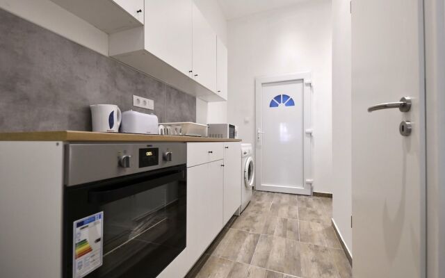 Cosy two bedroom flat in Rottenbiller str, Sky