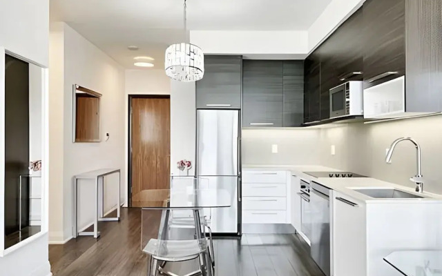Gorgeous Condo By the Lake W/Parking