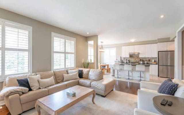 Stylish 4BR Oasis Peaceful Mississauga Location