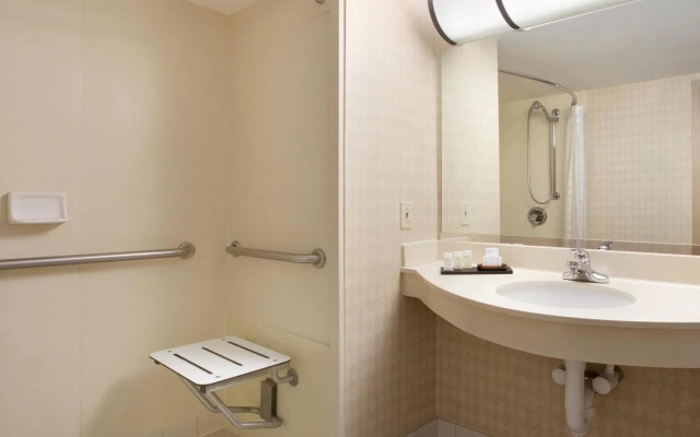 Embassy Suites by Hilton Newark Wilmington South