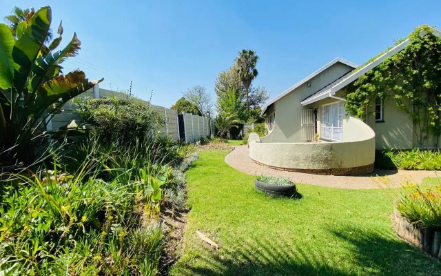 The Valley, tranquil 3 bedroom home with pool