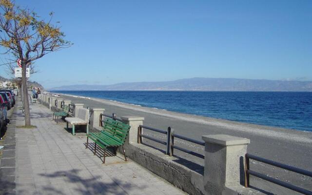 Mirone Apartment FRONTE MARE beachfront house