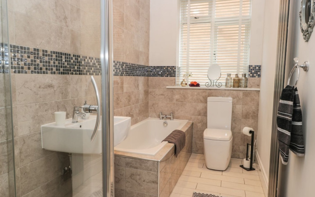 Esplanade Gardens, Apartment 1