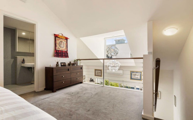 Poolside Apartment Opposite Redfern Park – Guest Rooms – Sydney