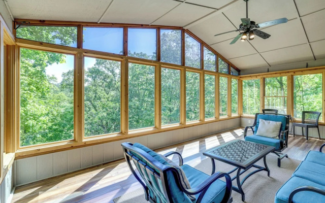 The Bella Vista Lakeside Treehouse: Dock & Kayaks!