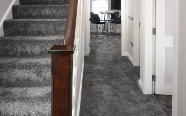 2 Bedrooms Sleeps 6 Near Top Blackpool Attractions