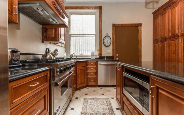 Safe Spacious Mansion Indowntown