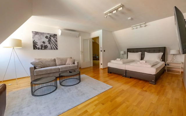 Roksoxhome Designer Boutique Apartment