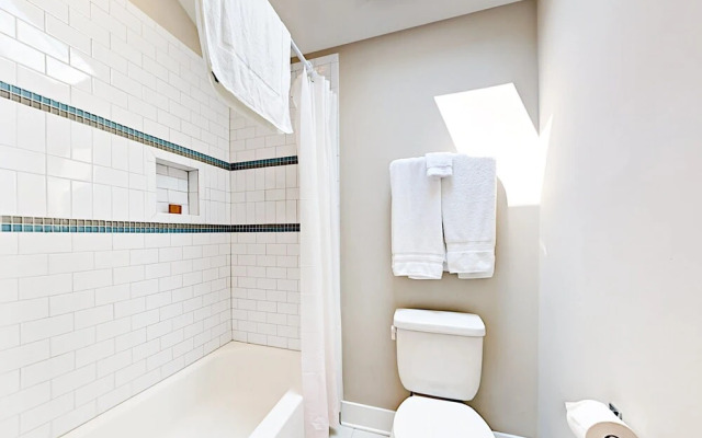 4BR/3BA Music Row House A by RedAwning