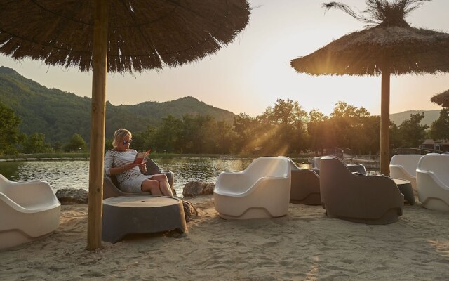 Nice Bungalow With Dishwasher on a Green Domain
