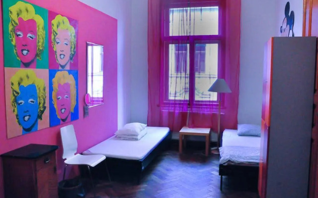Art Hole Hostel
