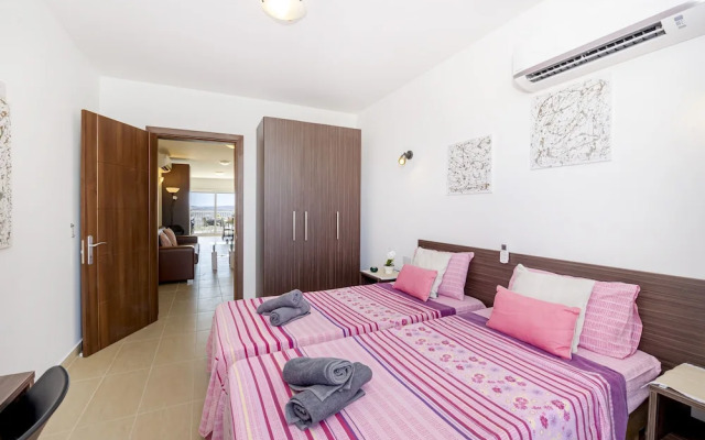 Summer Breeze with Panoramic terrace by Getaways Malta