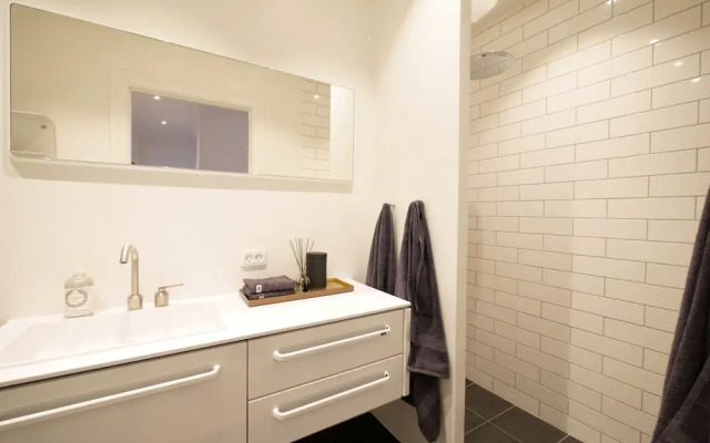 Sanders King - Smart 4-bdr Apt in City Center