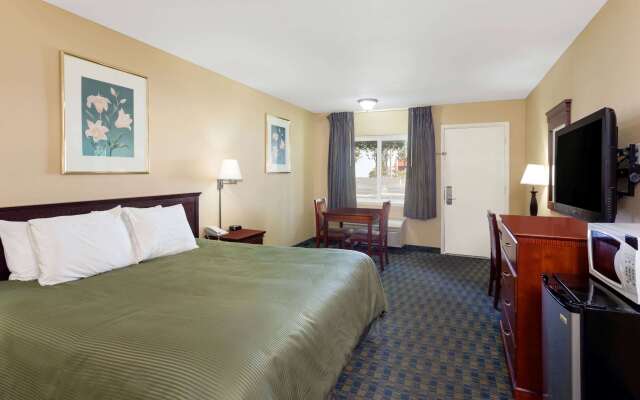 Travelodge by Wyndham Orange County Airport/ Costa Mesa