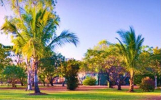 Lazy Lizard Tavern and Caravan Park Cabins