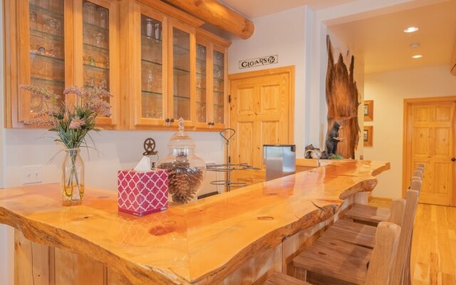 Bearfoot Bungalow - Premium And Spacious Home Close To The National Forest And The Village. 4 Bedroom Home