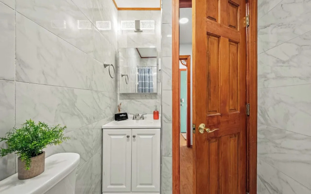 Stylish Renovated Home Open Layout, Coffee Bar + Near Hiking & Waterfalls