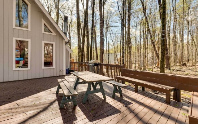 Spacious Pocono Lake House Near Skiing & Swimming!