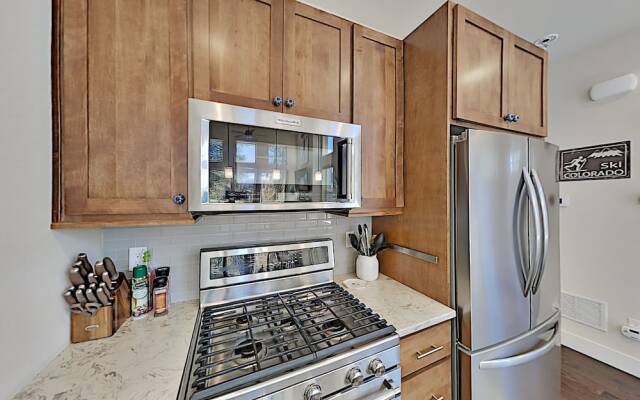 68jwdiq5 2 Bedroom Condo