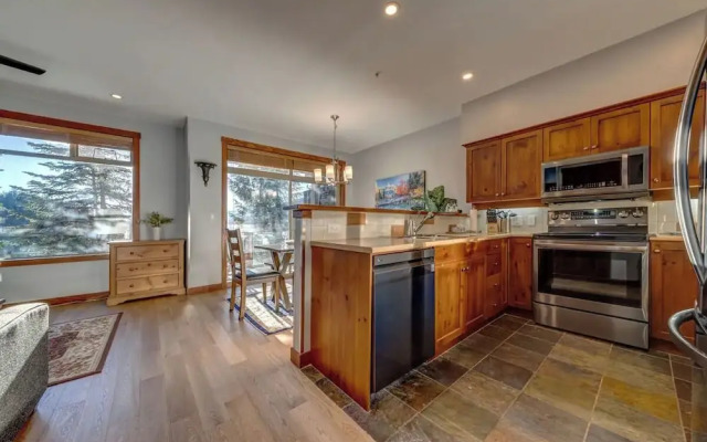 Creekside 2 Bedroom With Incredible Mountain Views