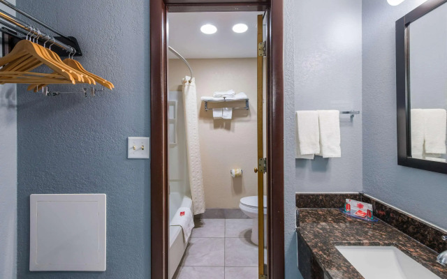 Econo Lodge Inn & Suites