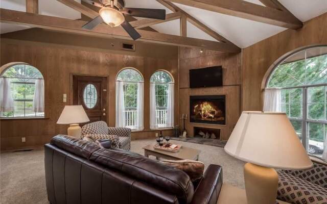 Blue Bear Retreat - Eight Bedroom Cabin