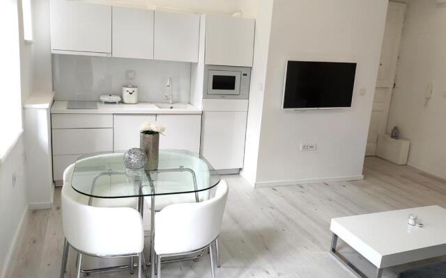 "Shine"Apartment-right on the Main Square 2BDR New Historic Property