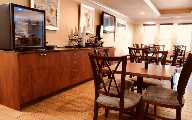 Best Western Plus Bradenton Hotel & Suites