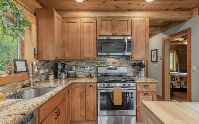 Bearfoot Chalet 3 Bedroom Home by NW Comfy Cabins