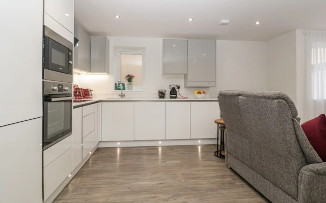 Flat 2, 38 Preston Road