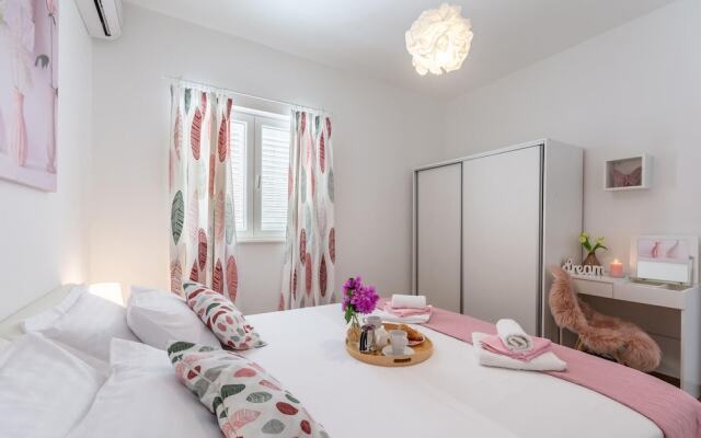 Nice Apartment in Milna With 1 Bedrooms and Wifi