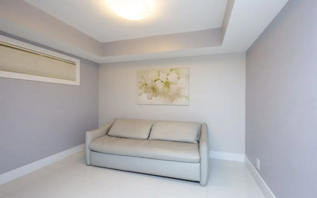 Sea-view Romantic Suite Minutes From the Beach
