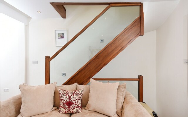 Stylish 2BR Home in Notting Hill