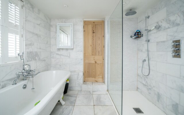 Altido Homely 4-Bed House W/ Terrace In Wandsworth