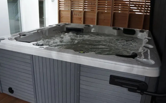 Modern Holiday Home in Zottegem with Hot Tub