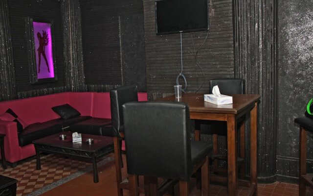 Acacia Hotel & Suites