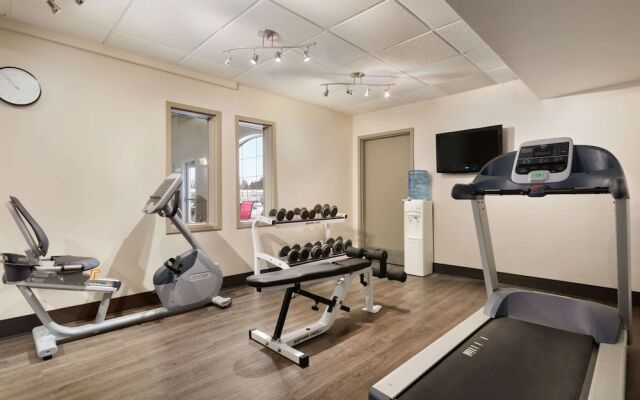 Days Inn & Suites by Wyndham Brandon