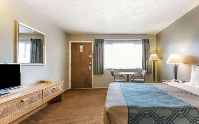 Econo Lodge Inn & Suites Yreka