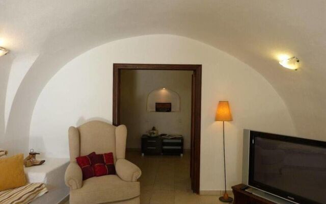 Iridanos Cave House