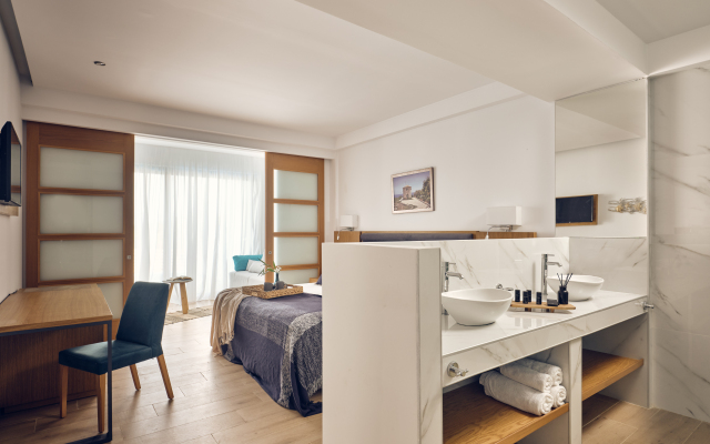 Cavo Orient Beach Hotel