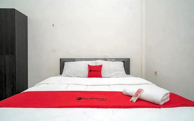 RedDoorz Syariah Near Syamsudin Noor Airport 4