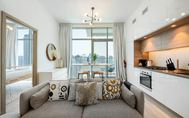 Chic 2BR w Dubai Marina Views