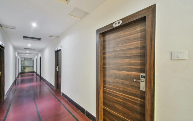 Capital O 39418 Hotel Harsh Deep