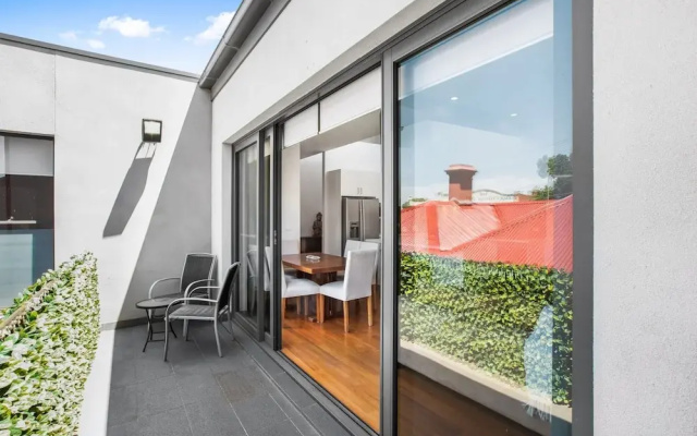 2-bed Apartment With Parking & Balcony Near Trains
