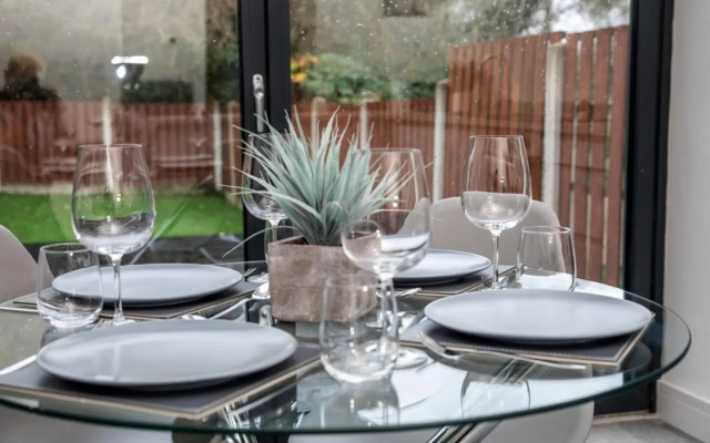 Large, Modern Apartment with En-suites, Wifi, Parking