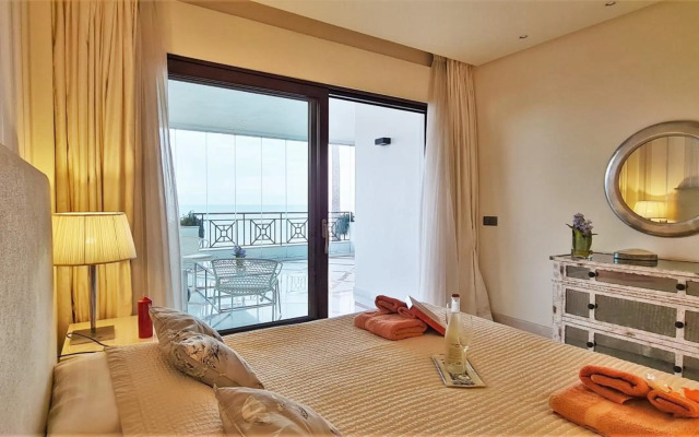 LUXURY APARTMENT FRONTAL BEACH in Doncella Beach