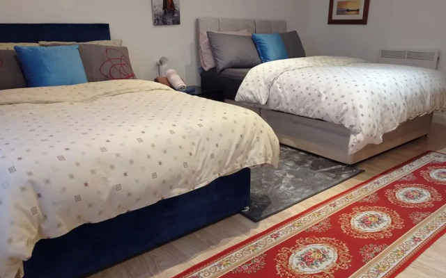 House - Sleeps 8 - Garden - Parking